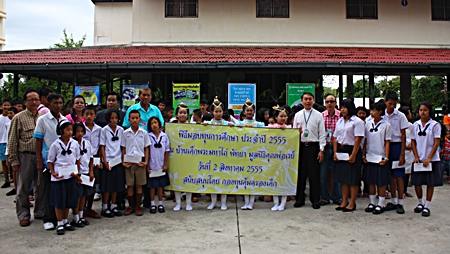 To commemorate the 9th anniversary of the Father Ray Foundation, Father Pattarapong Srivorakul, president of the foundation with the support of the Ministry of Social Development and Human Stability presented 10 scholarships worth 30,000 baht for the 2012 educational year to underprivileged children. The presentations were held at the Redemptorist Center.